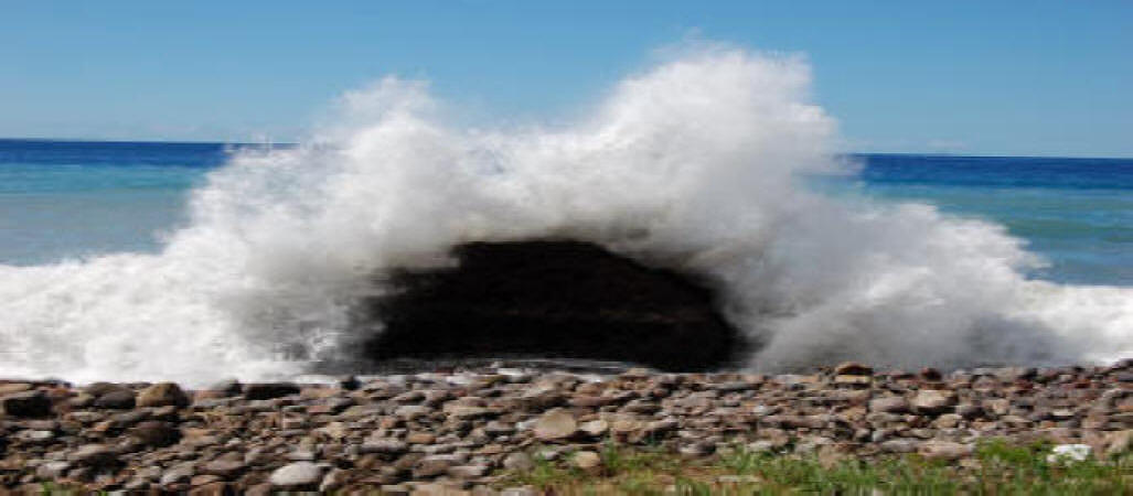 Welle bricht auf Dominica